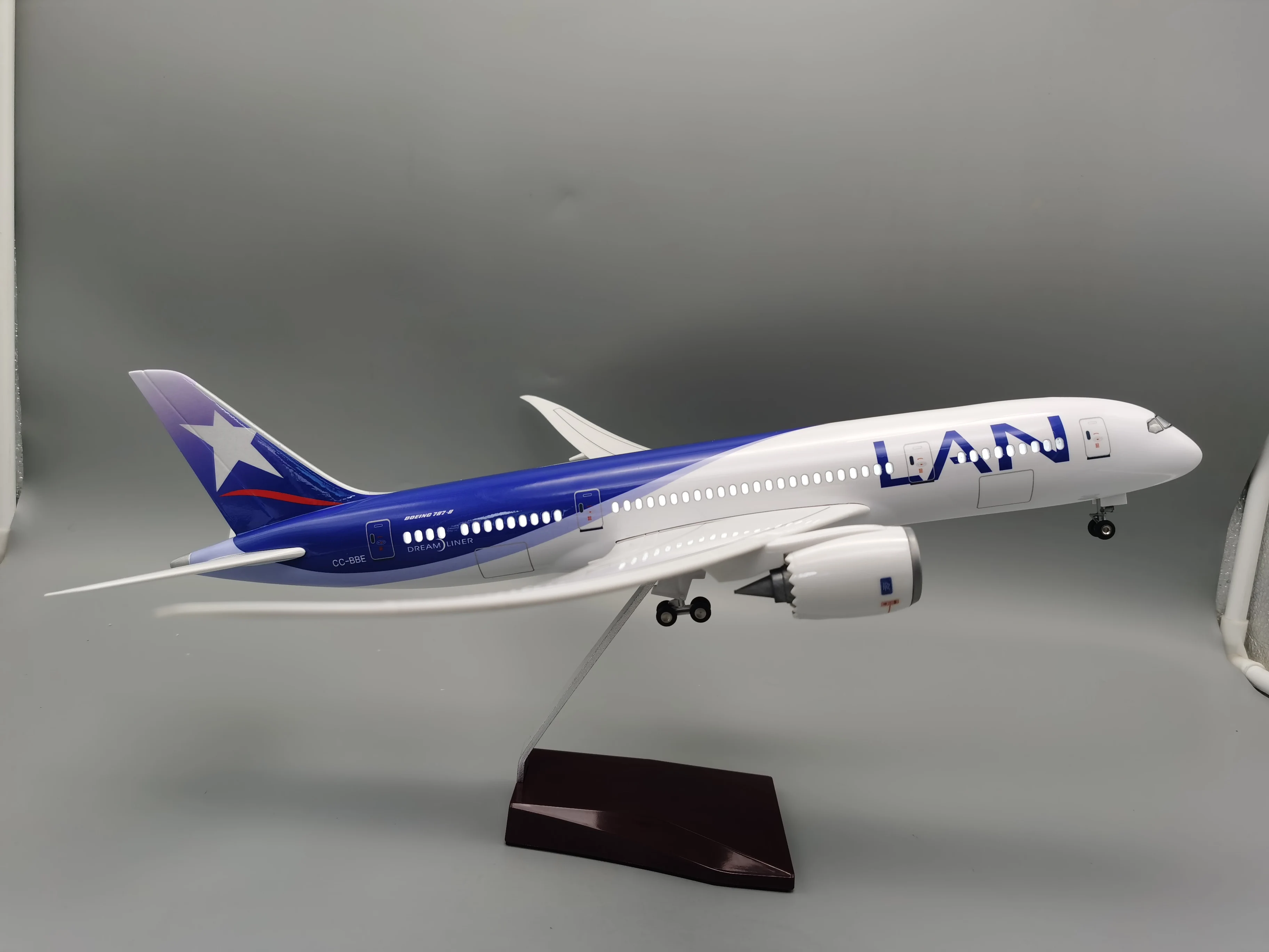 

43cm Toy Planes B787 Chile Lan Airline Airplane Model 1/130 Scale Aircraft Resin Diecast With LED Light Aviation Enthusiast Gift