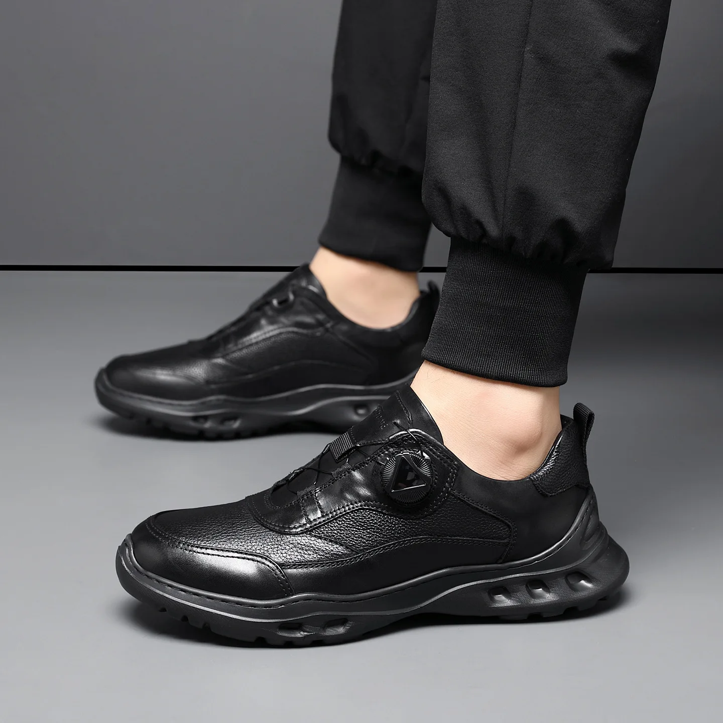 2026 Autumn/Winter New Style Lightweight Sporty Casual Leather Shoes with Rotating Buckles Thick Soles Warm Leather Upper