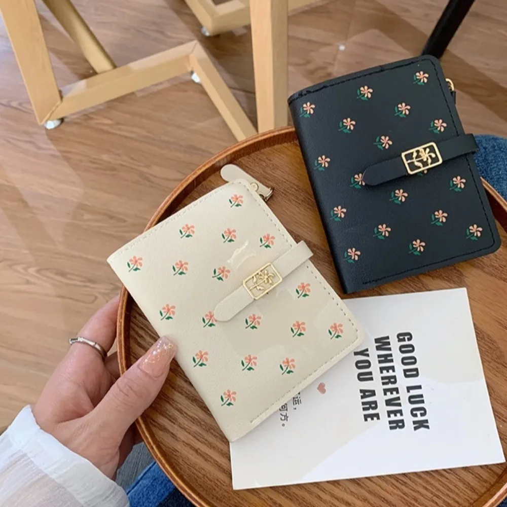 Cartera de piel sintética con estampado Floral para tarjetas, monedero plegable con patrón de flores suaves, cartera bonita para viaje