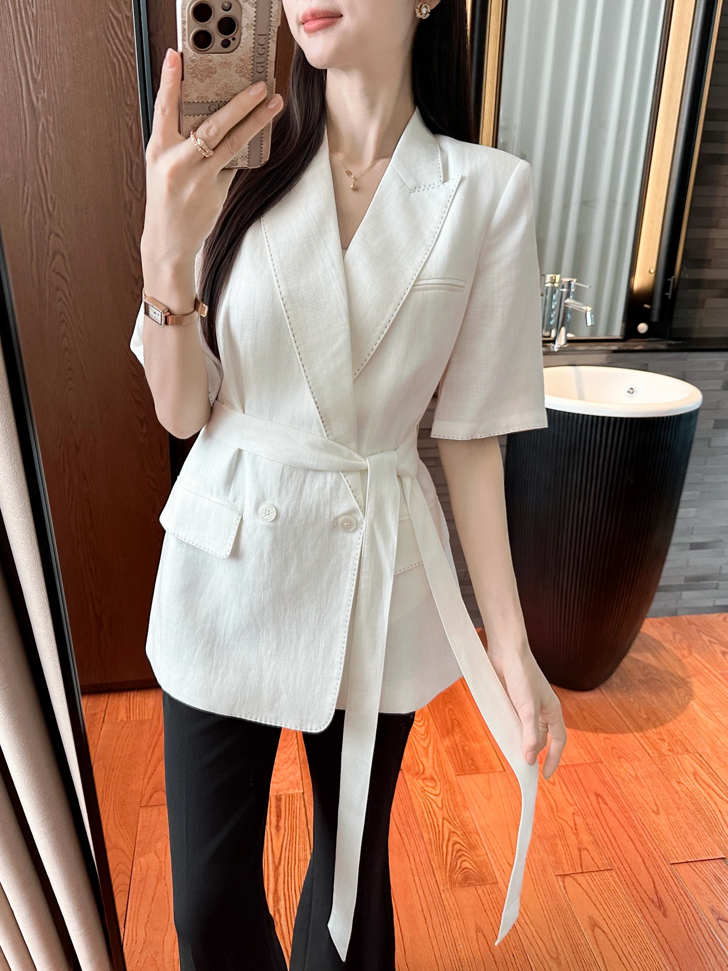 

Женский льняной костюм-смокинг белого цвета, приталенный, дышащий, с коротким рукавом, классическим воротником, средней длины, однотонный, на двух пуговицах