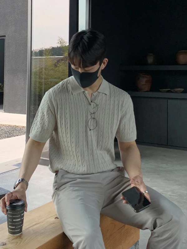 

Летняя вязаная футболка с коротким рукавом, модная городская корейская модель, утолщенная, для молодых мужчин, светло-бежевая, однотонная.