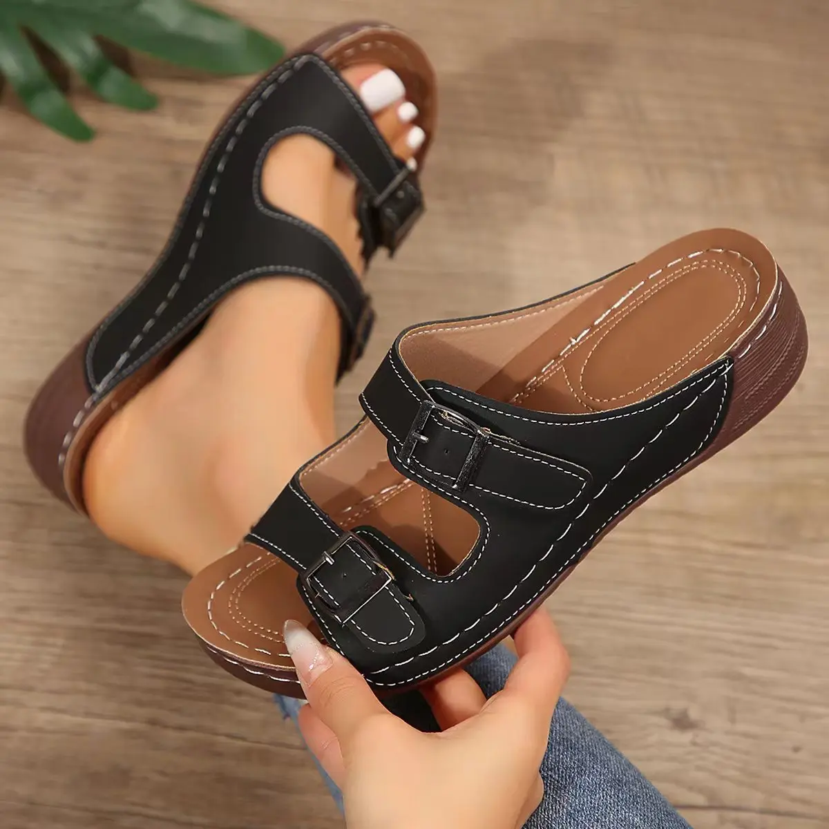 

2024 Women's Shoes British Style New Women's Slippers Summer Flat Slippers Women Roman Buckle Casual Beach Slippers