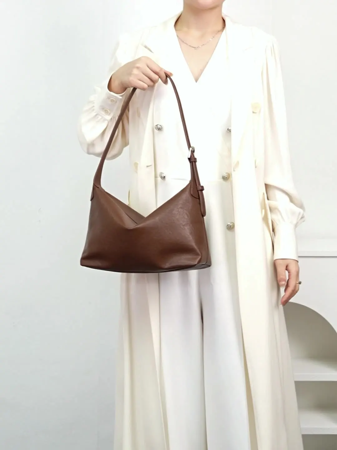 

Ретро ленивая и модная многослойная сумка-подушка из воловьей кожи, нишевый дизайн, минималистичная сумка подмышками для поездок на работу, высококачественная женская сумка