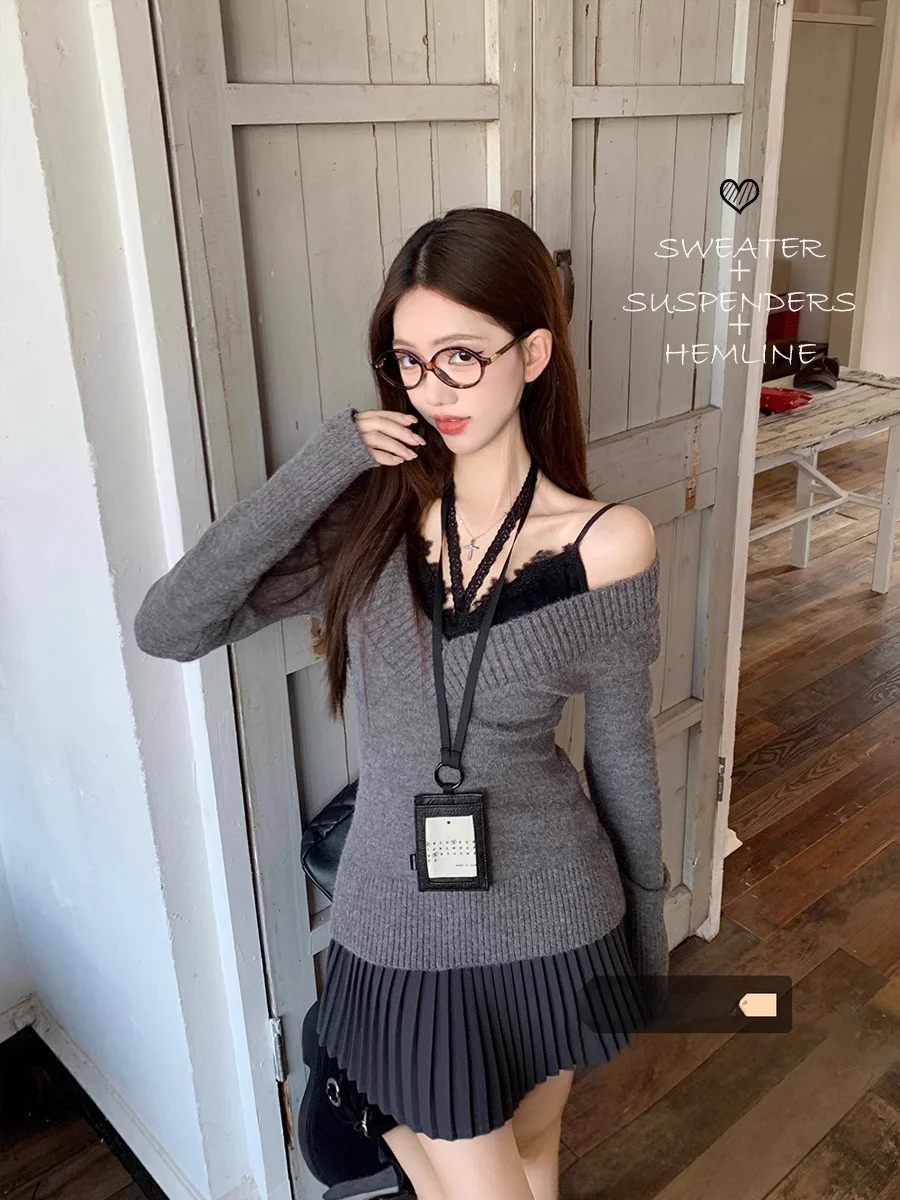 

Комплект из трикотажного свитера с открытыми плечами и кружевной нити, а также плиссированной юбки-топа для женщин на осень-зиму...