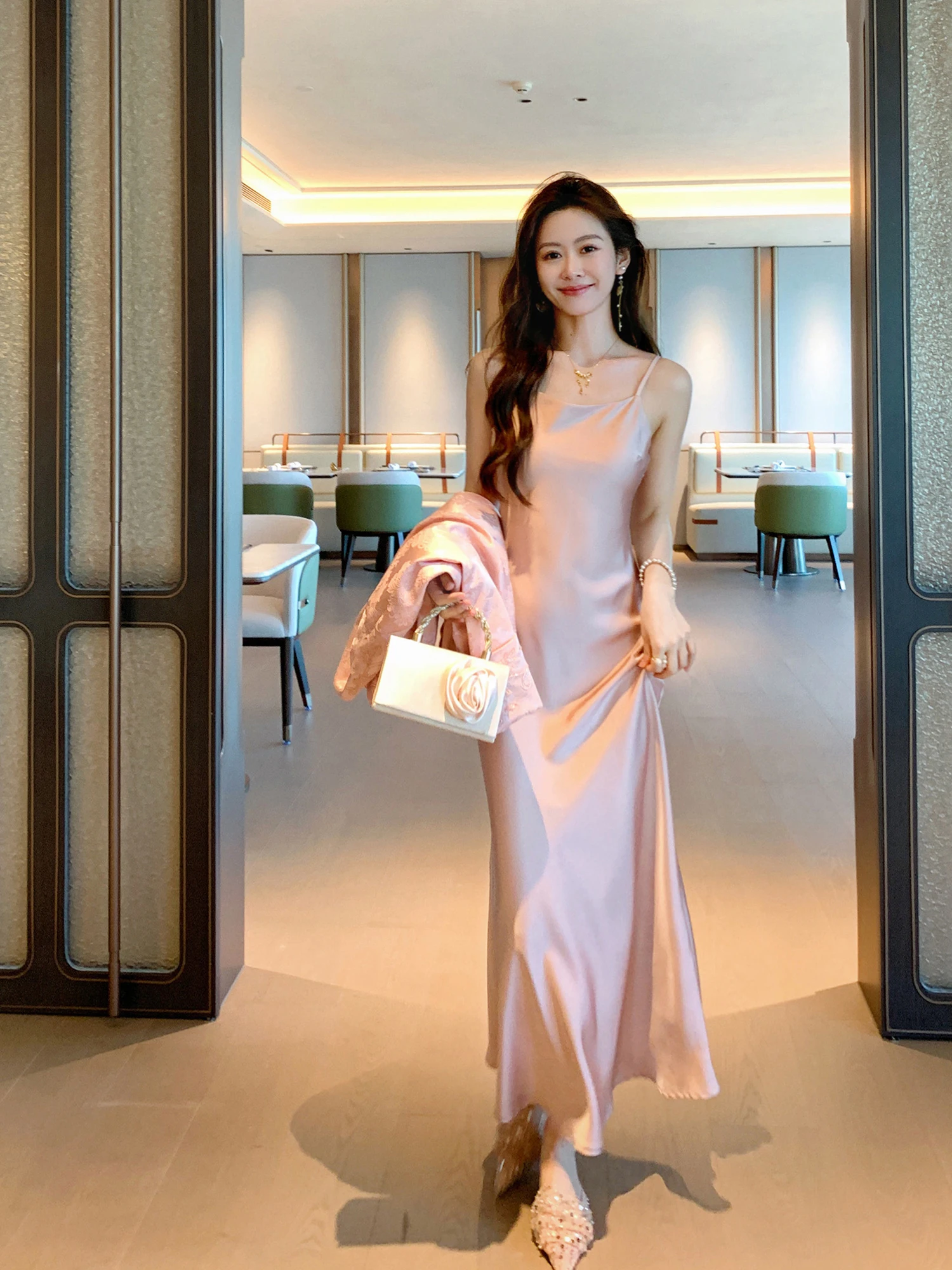 

Новое китайское летнее женское платье миди на бретельках, повседневное, с высокой талией, V-образным вырезом, из вискозы