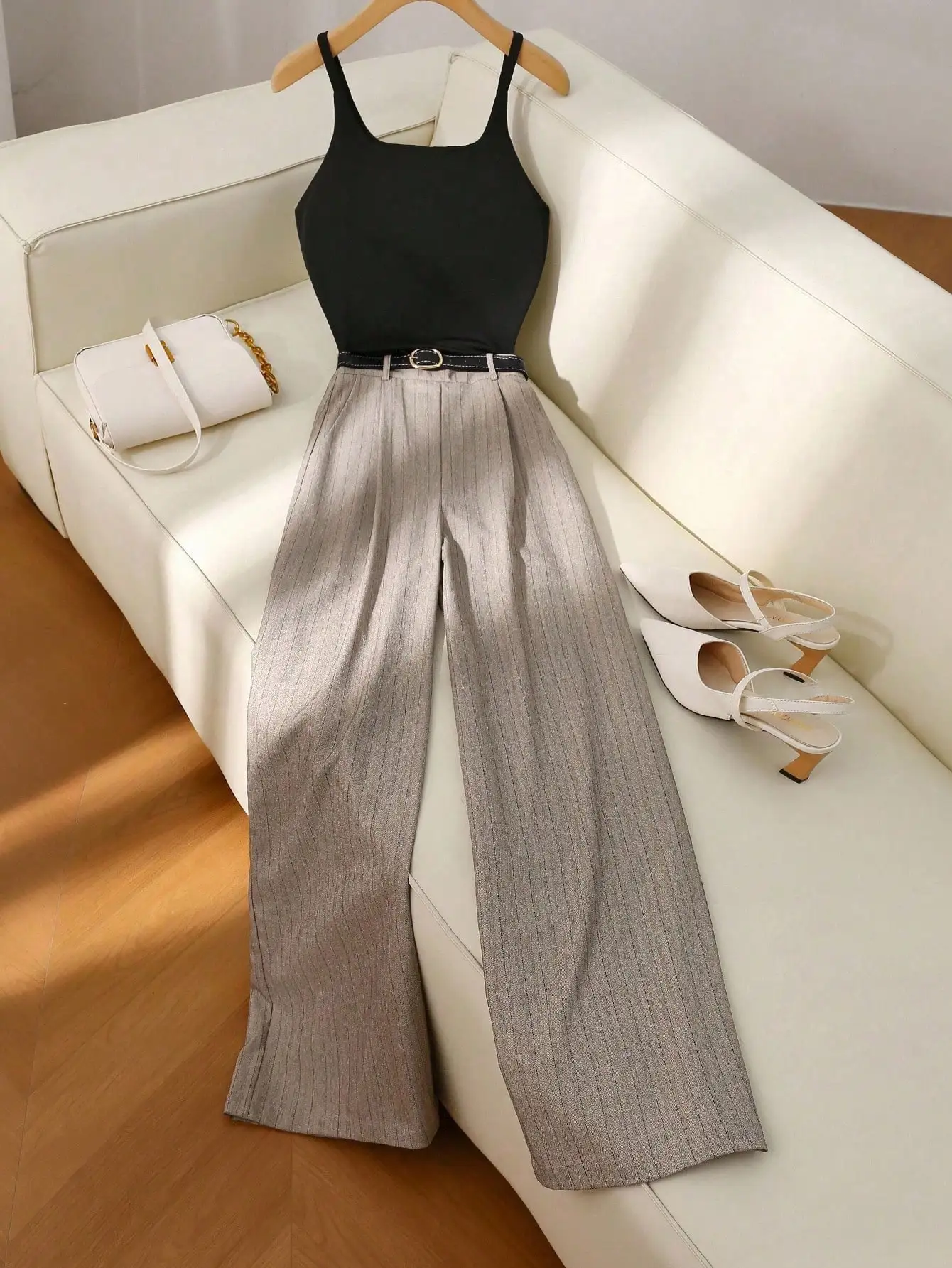 

Черный топ с квадратным вырезом и серыми полосатыми брюками с широкими штанинами в комплекте