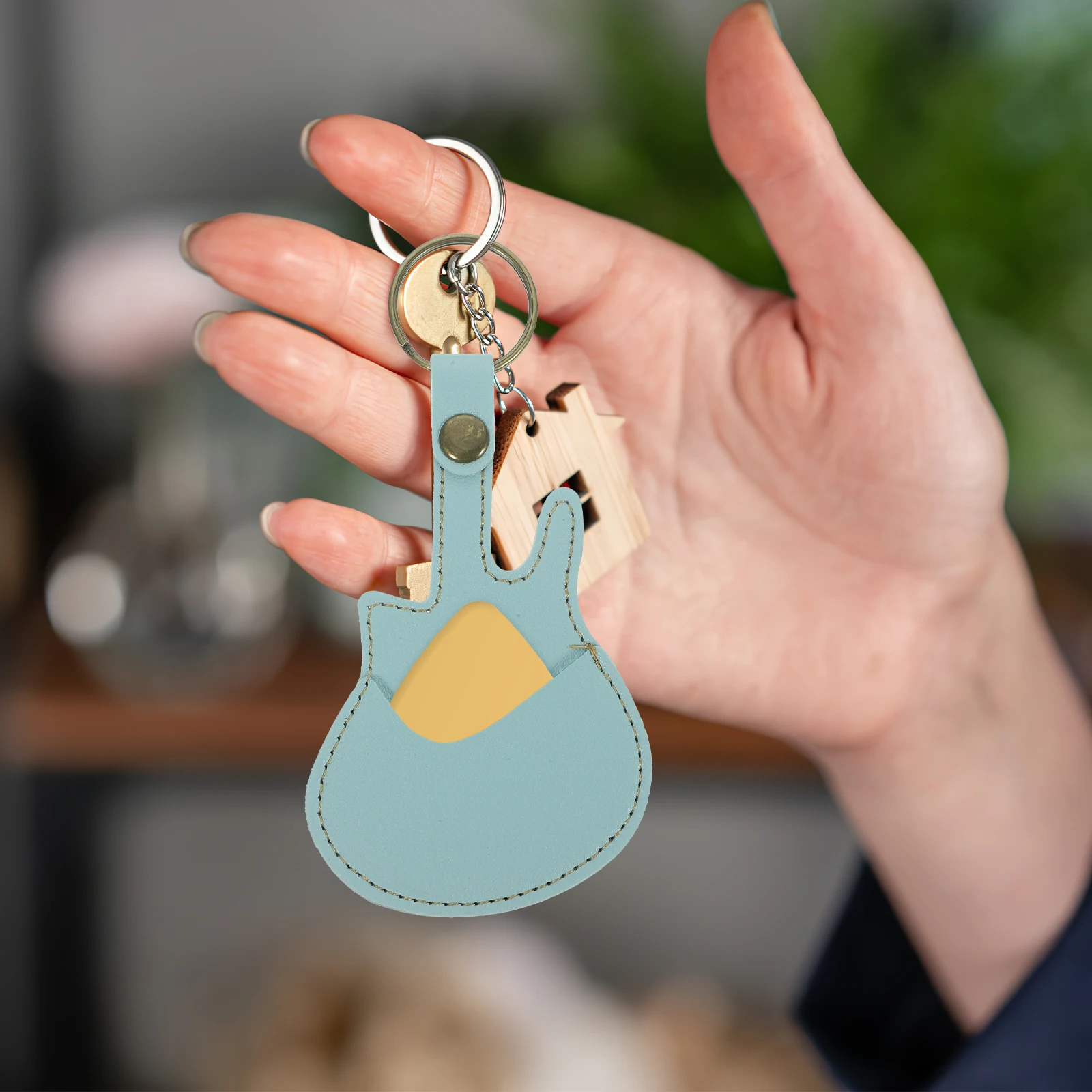 

Cover Convenient Holder Guitar Plectrum Key Chain Mini Case Keychain