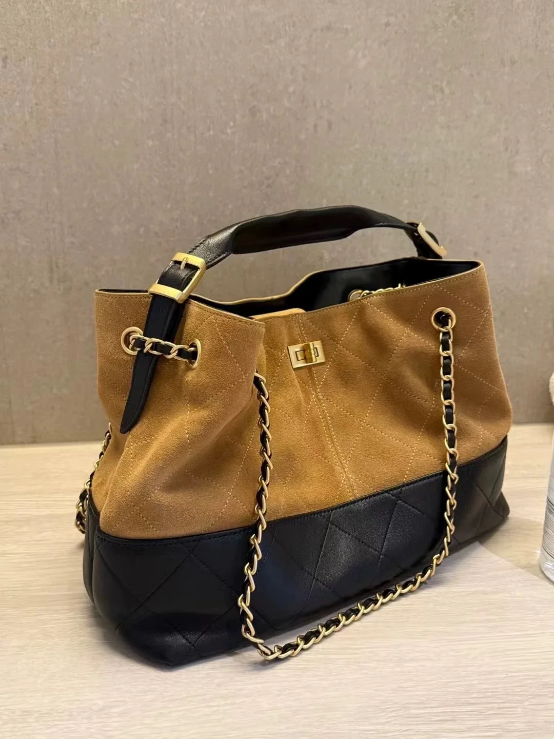 

Women's Large-Capacity Suede Tote Bag Shoulder Bag High-End Versatile Diamond Chain Underarm Bucket Bag Portable Handbag