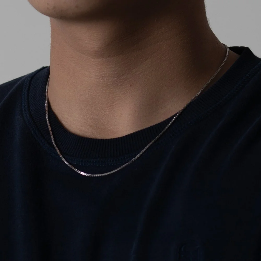 1,2 mm ultradünne quadratische Gliederkette, schlichte Herrenhalskette aus Edelstahl, modisches Accessoire für das Schlüsselbein. – Detail 1