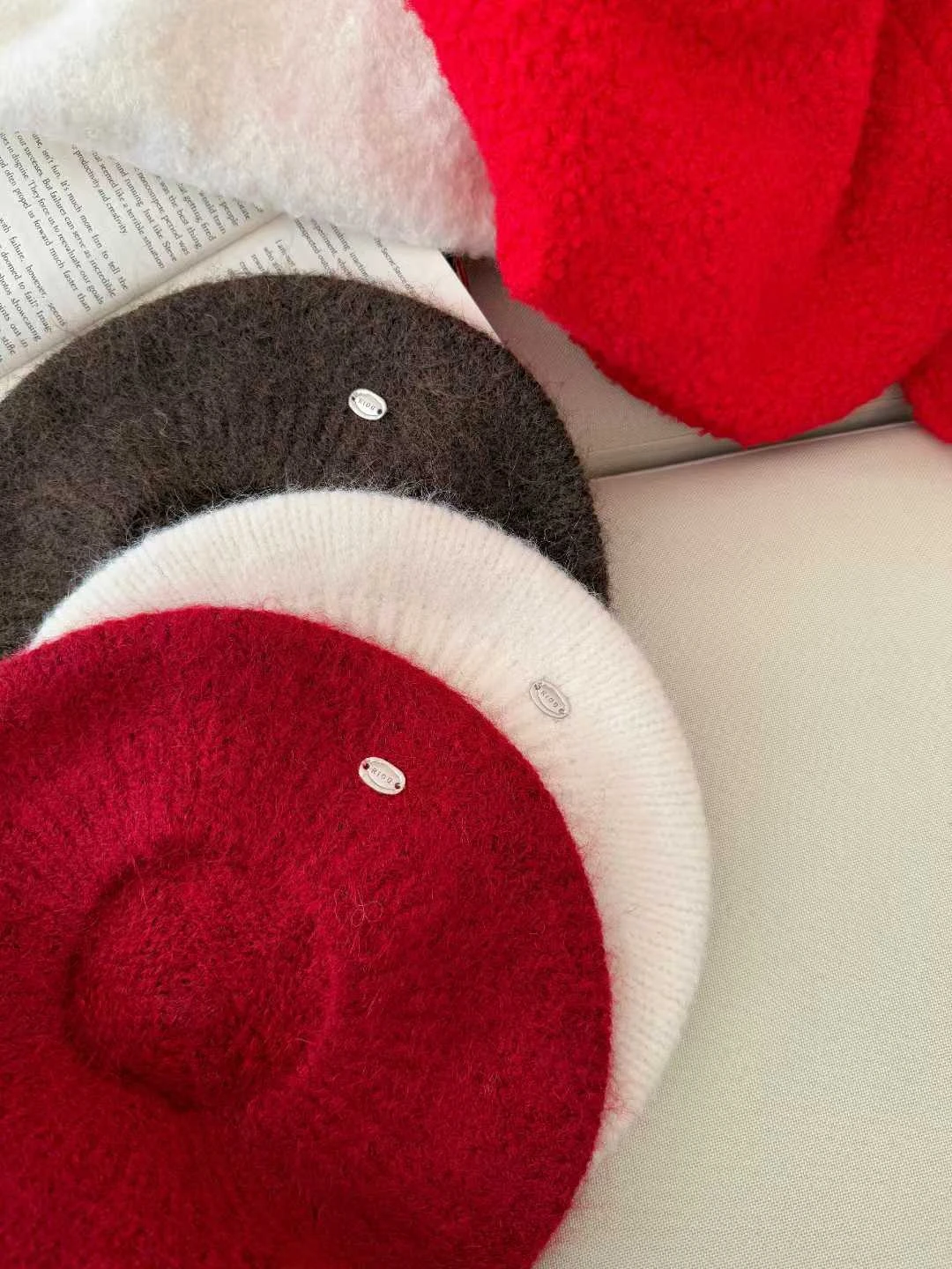 قبعة بيريه نسائية محبوكة بلون سادة، قبعة رسام كلاسيكية مسطحة لأسلوب الخريف/الشتاء غير الرسمي