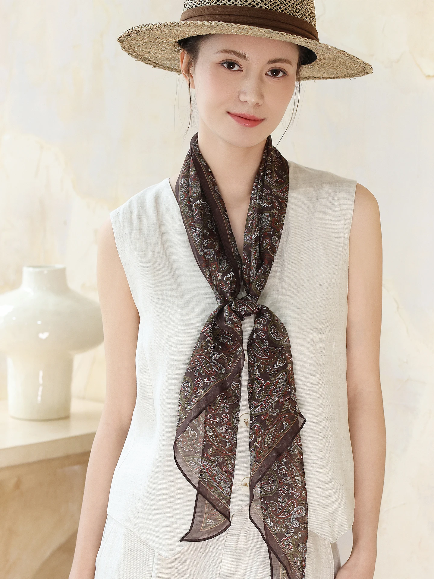 レトロなコーヒー色のシルクスカーフ、薄くて長いストリップ型、レディーススタイル、2026年新作ショール、シャツに合わせるシルクシフォン花柄プリント、多用途スカーフ