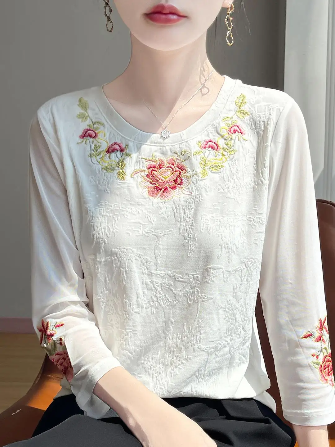 

Новая этническая футболка с длинным рукавом, вышивкой и круглым вырезом, свободного кроя, женская, модная, универсальная, в стиле ретро, базовая модель для похудения.