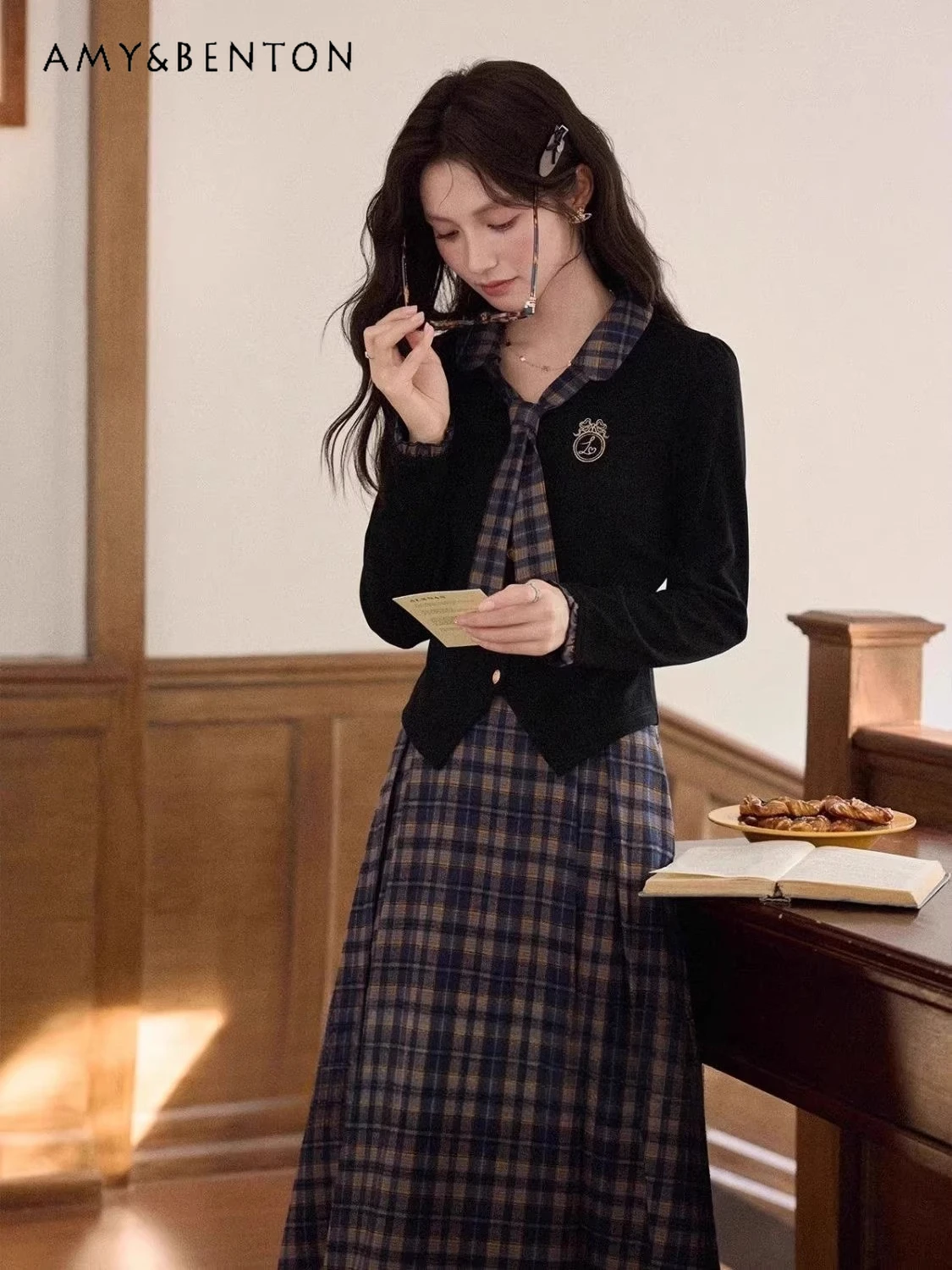 

2025 Spring Autumn New British College Style Black Long Sleeve Top Women's Plaid Loose Slimming Skirt Two-Piece Set