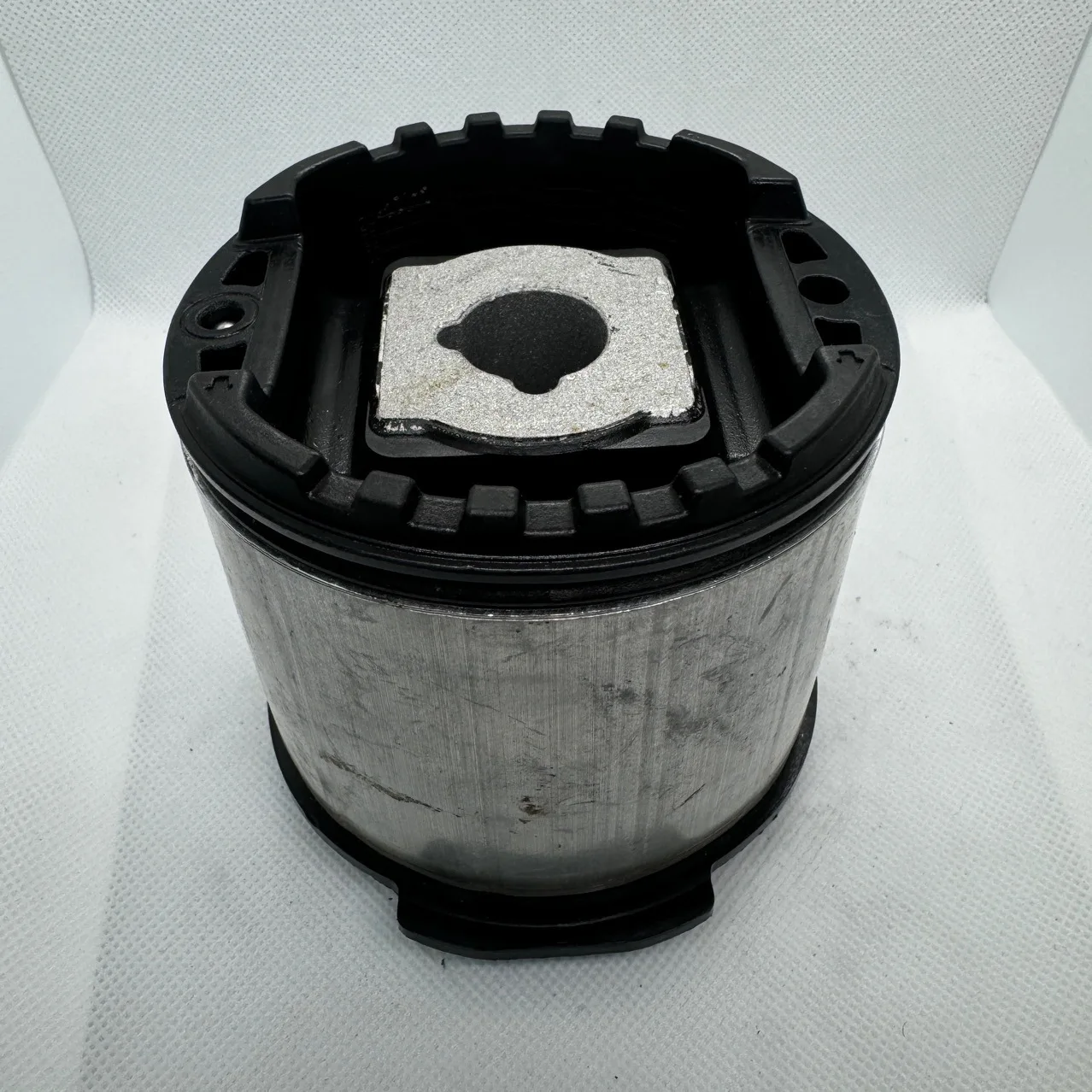 

Резиновая втулка оси 33336849955, накладка заднего моста