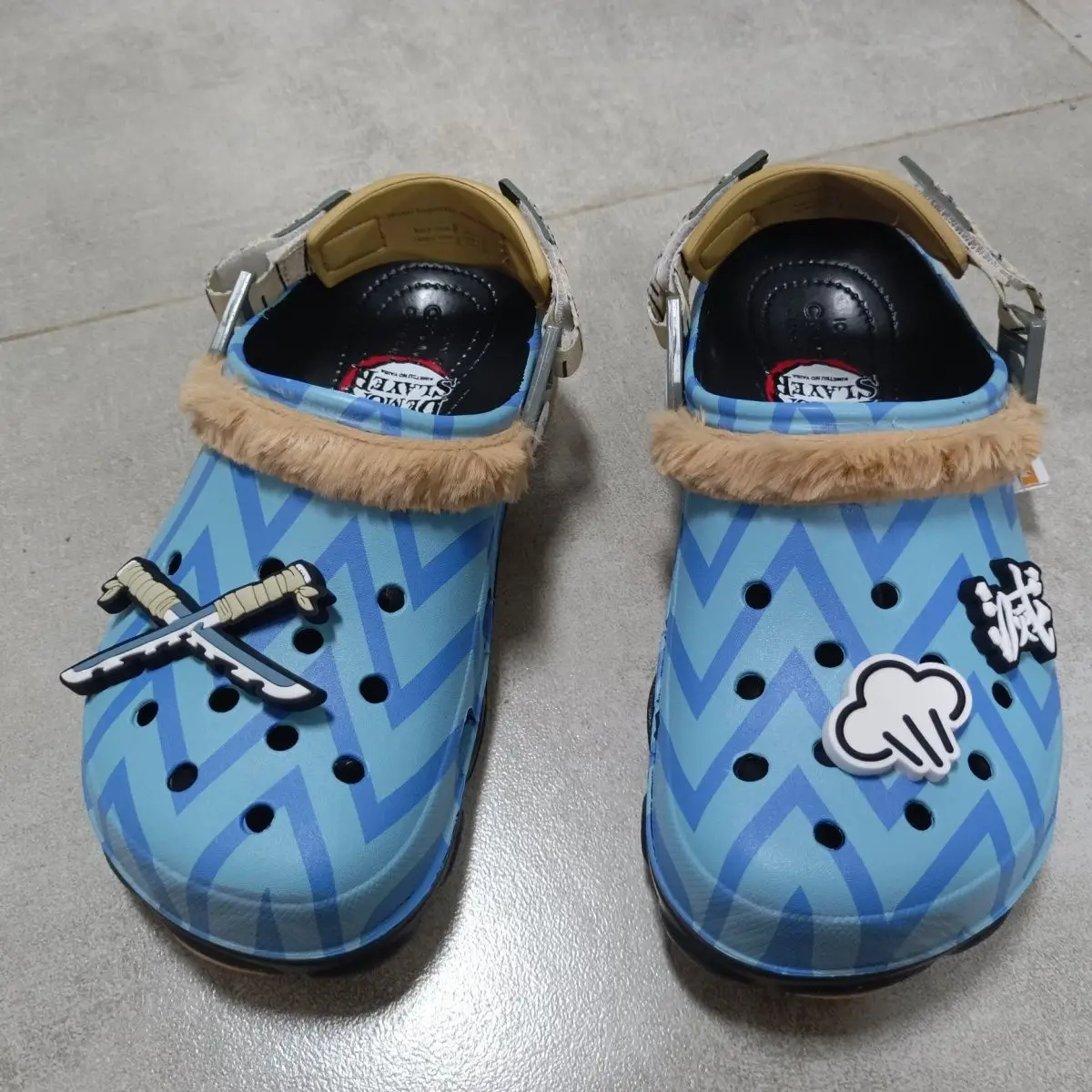 

Demon Slayer Inosuke Hashibira Clogs, Anime Print Fleece Lined Slip-On Shoes with Swords Charms, Eva Casual Sandals for Fans New