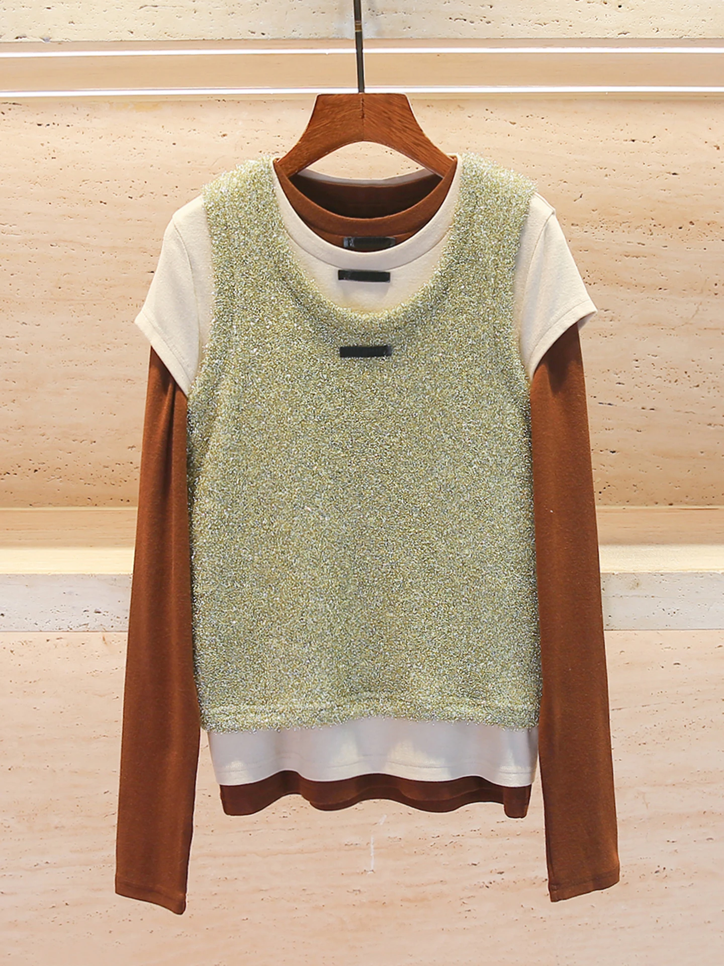 

Элитный женский вязаный комплект из трех предметов: жилет, футболка и топ с длинным рукавом. Весенний стиль для многослойных образов, комфортный, с круглым вырезом, ощущение прохлады.