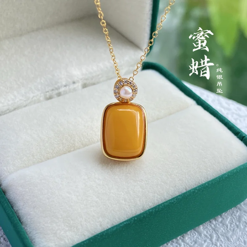 

Natural Chicken Fat Yellow Rectangular Beeswax Pendant S925 Silver Inlaid Wear