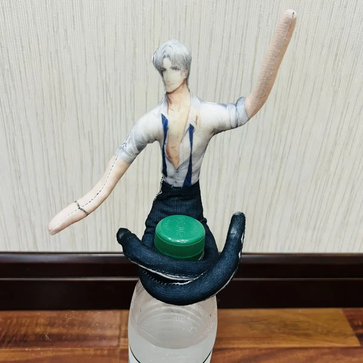 光と夜のチャーリー・スー アニメコスプレぬいぐるみ 可動式抽象ボディ ワイヤースケルトンプロップ スレンダーで曲がる形のおもちゃ