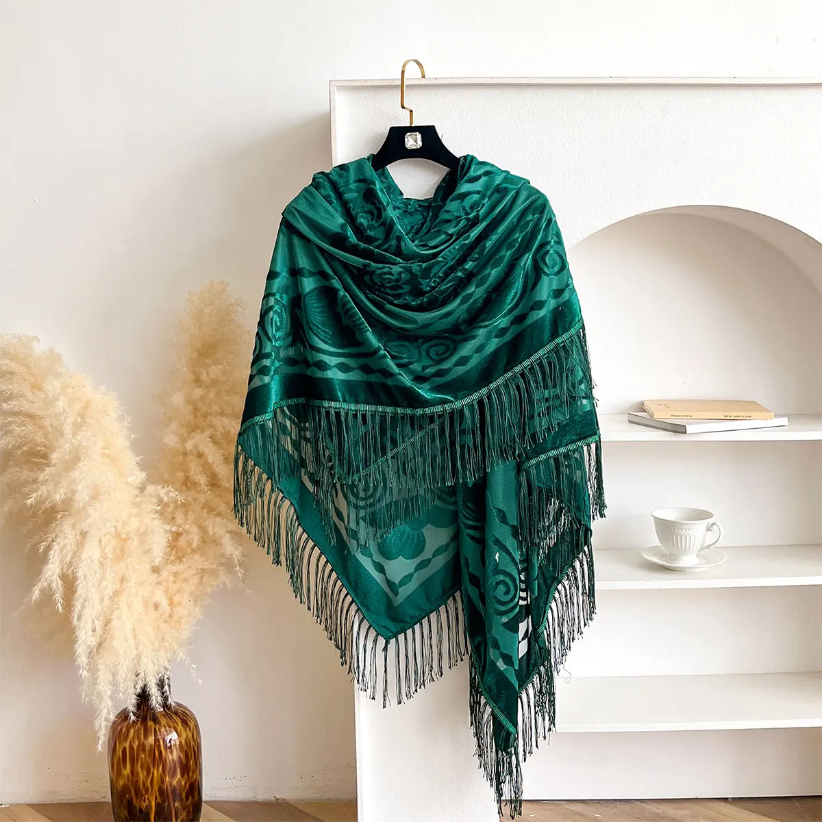 Immagine 6: Sciarpa Retrò in Velluto con Nappe Ricamo Floreale Sciarpa Calda da Donna per Primavera Autunno Inverno Stile Etnico Accessorio Moda