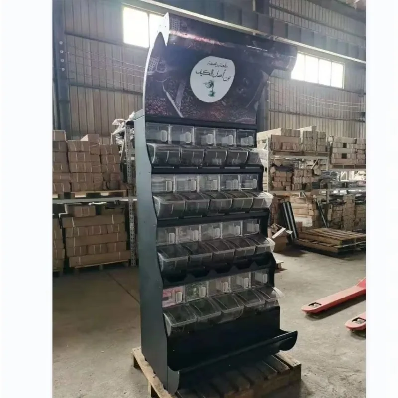 슈퍼마켓 픽앤믹스 벌크 캔디 식품 진열대 및 스쿱 빈이 있는 캔디 랙