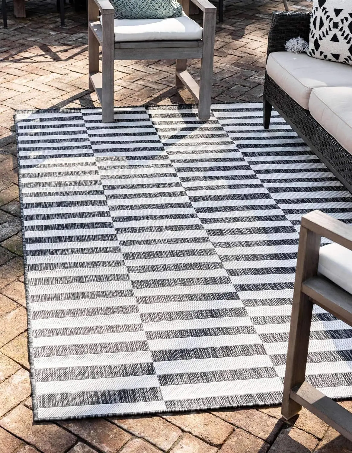 

Outdoor Striped Collection Area Rug - Striped (5' 1" x 8' Rectangle, Charcoal/Ivory)