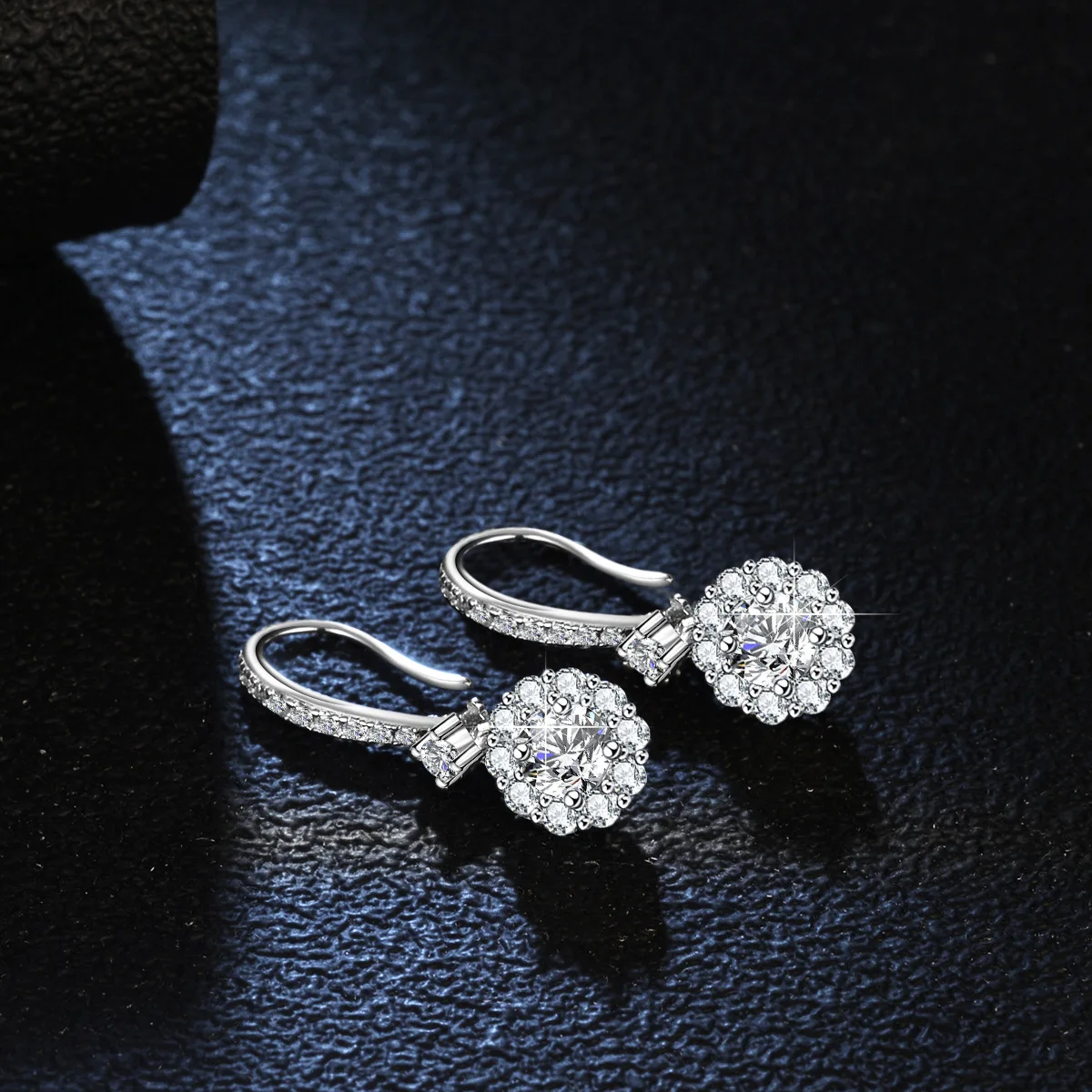 18K gold inlaid diamond women's four claw earrings with temperament of 0.5 carats D-color moissanite PT950 imprint earrings