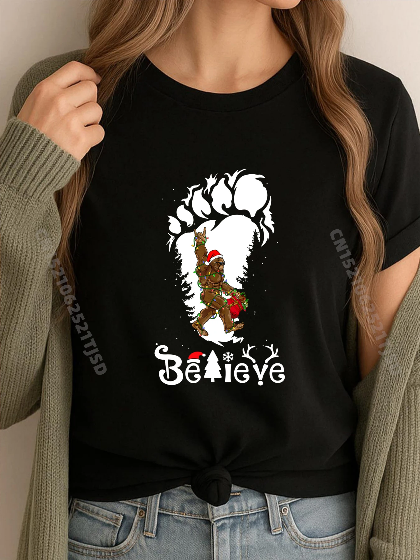 

Санта-Снежный человек, рождественские огни, Sasquatch Believe, Рождественская модная футболка, женская дышащая футболка, подарок на Новый год 2025 г.