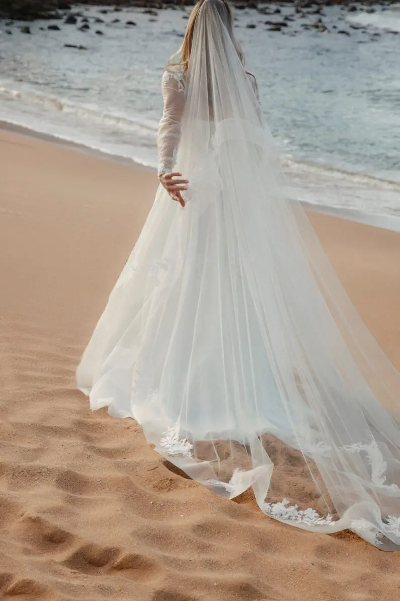 

Customized Horsehair Braid Ribbon Hem Wedding Veils Lace Cathedral Bridal Veil with Comb Two Layers Bride Headpiece Accessory