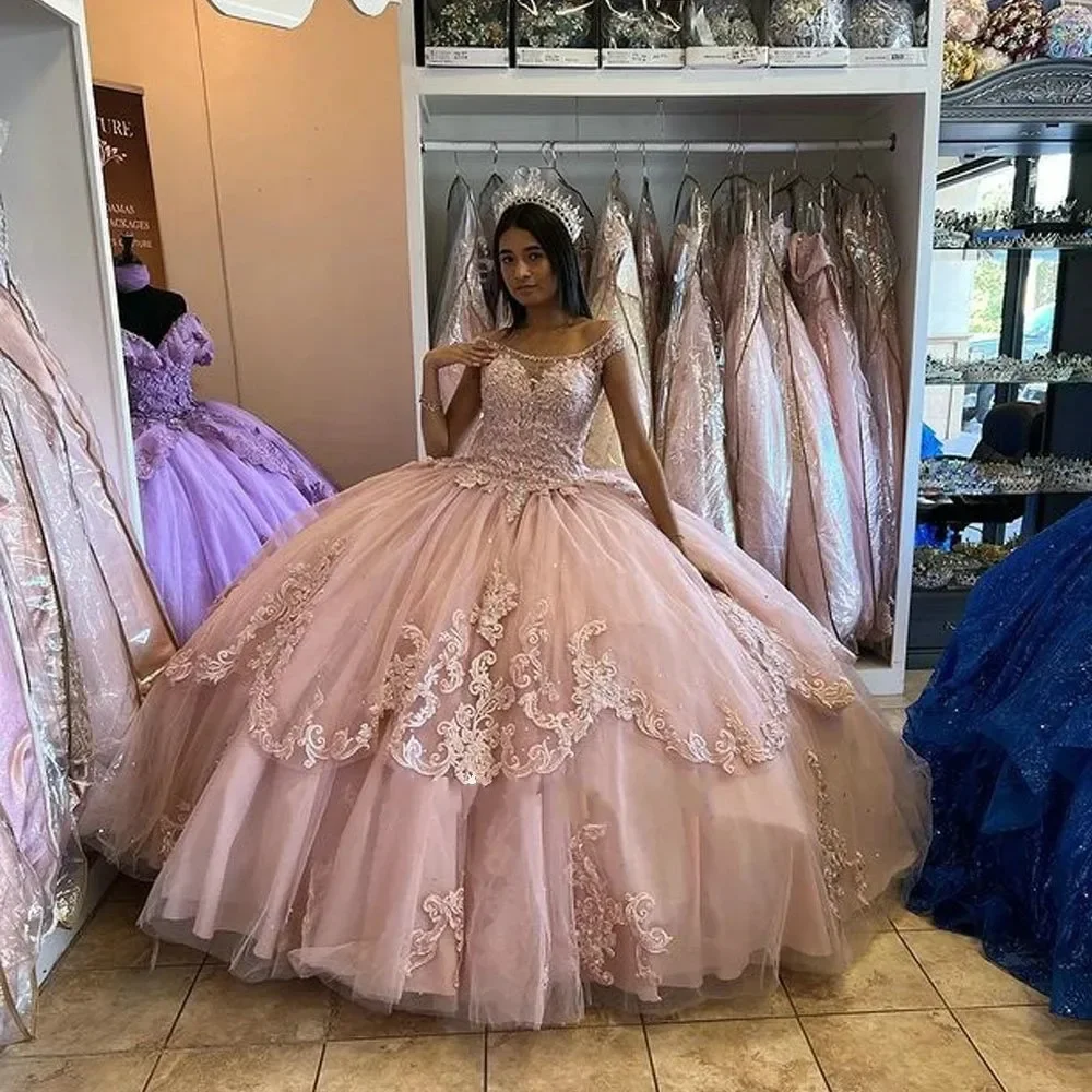 Винтажное розовое платье принцессы Quinceanera с открытыми плечами и кружевной аппликацией, многоуровневое бальное платье-маскарад, 15-е вечерние платья с бантом сзади