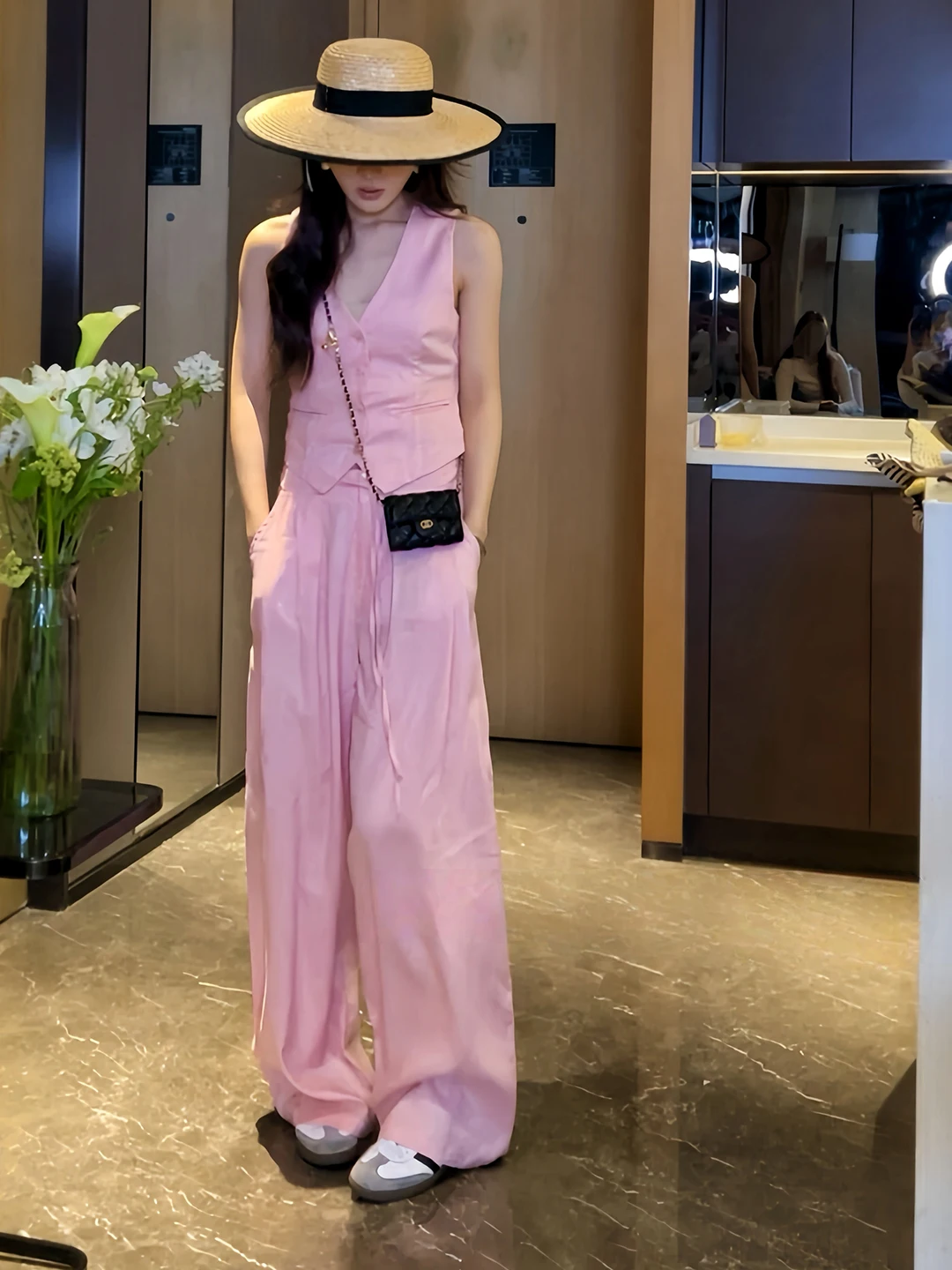 

Unique Beautiful Pink Lin Vest Set Women's Summer 2026 Unique Wide Leg Pants Two-Piece Set V-Neck Sleeveless Fashionable