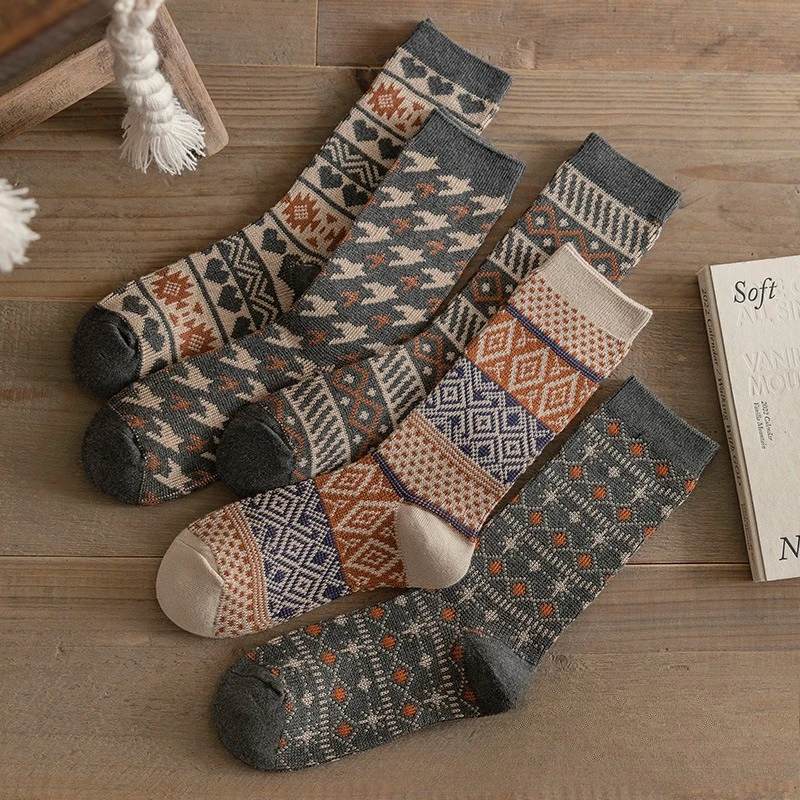 1/5 Paar dicke, warme, bequeme Baumwollsocken mit mittlerer Röhre für Damen, Herbst und Winter, Retro-Ethno-Stil, einfache Freizeitsocken