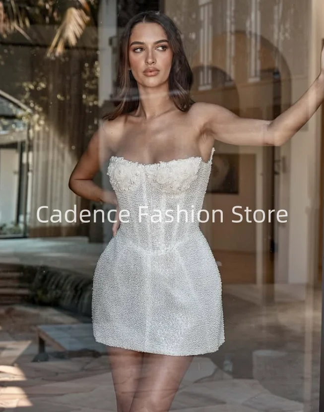 Maßgeschneiderte 2025, wunderschöne, sexy, trägerlose, kurze Brautkleider für Damen, glänzende Pailletten, Perlen, rückenfreie Brautkleider