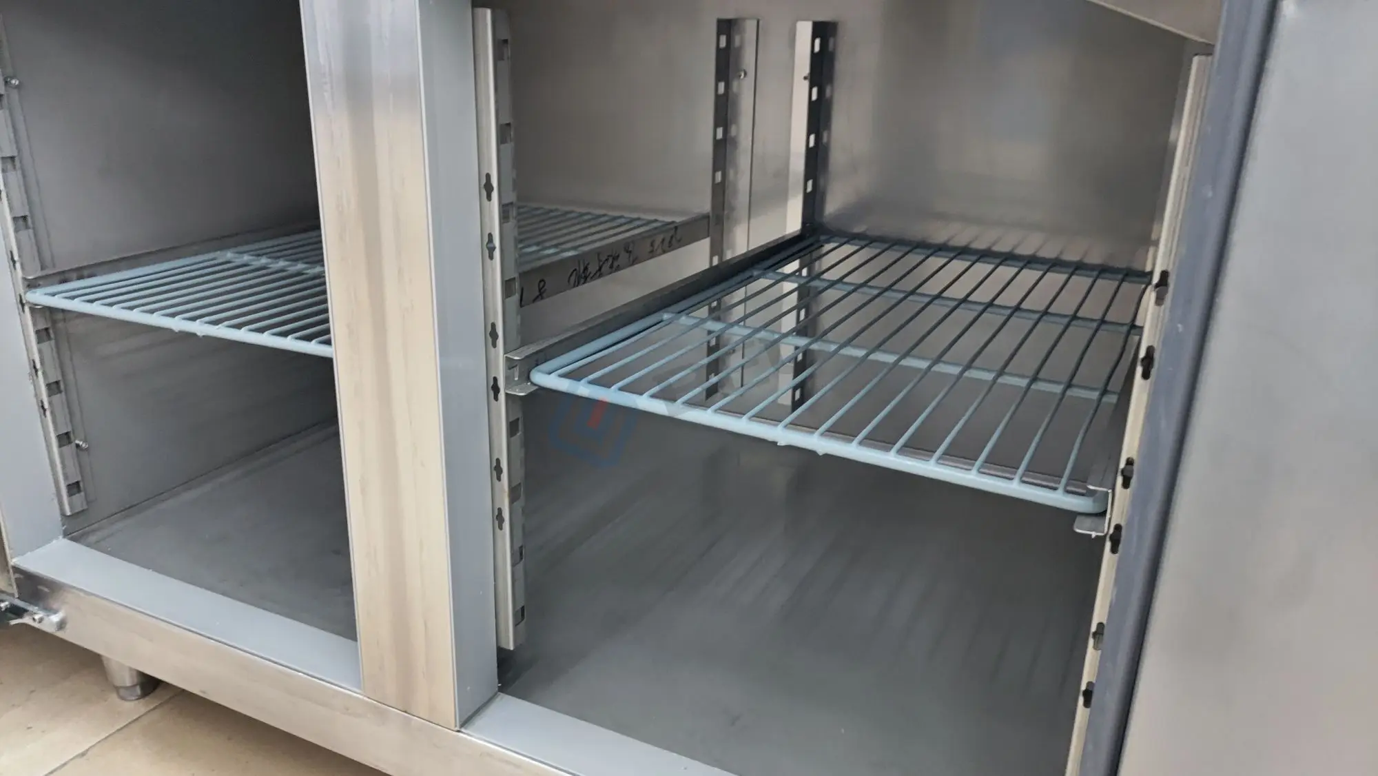 Desain Hemat Energi Bakery Counter Chiller Pizza Top 2 Pintu Di Bawah Counter Chiller Dengan 7 Laci