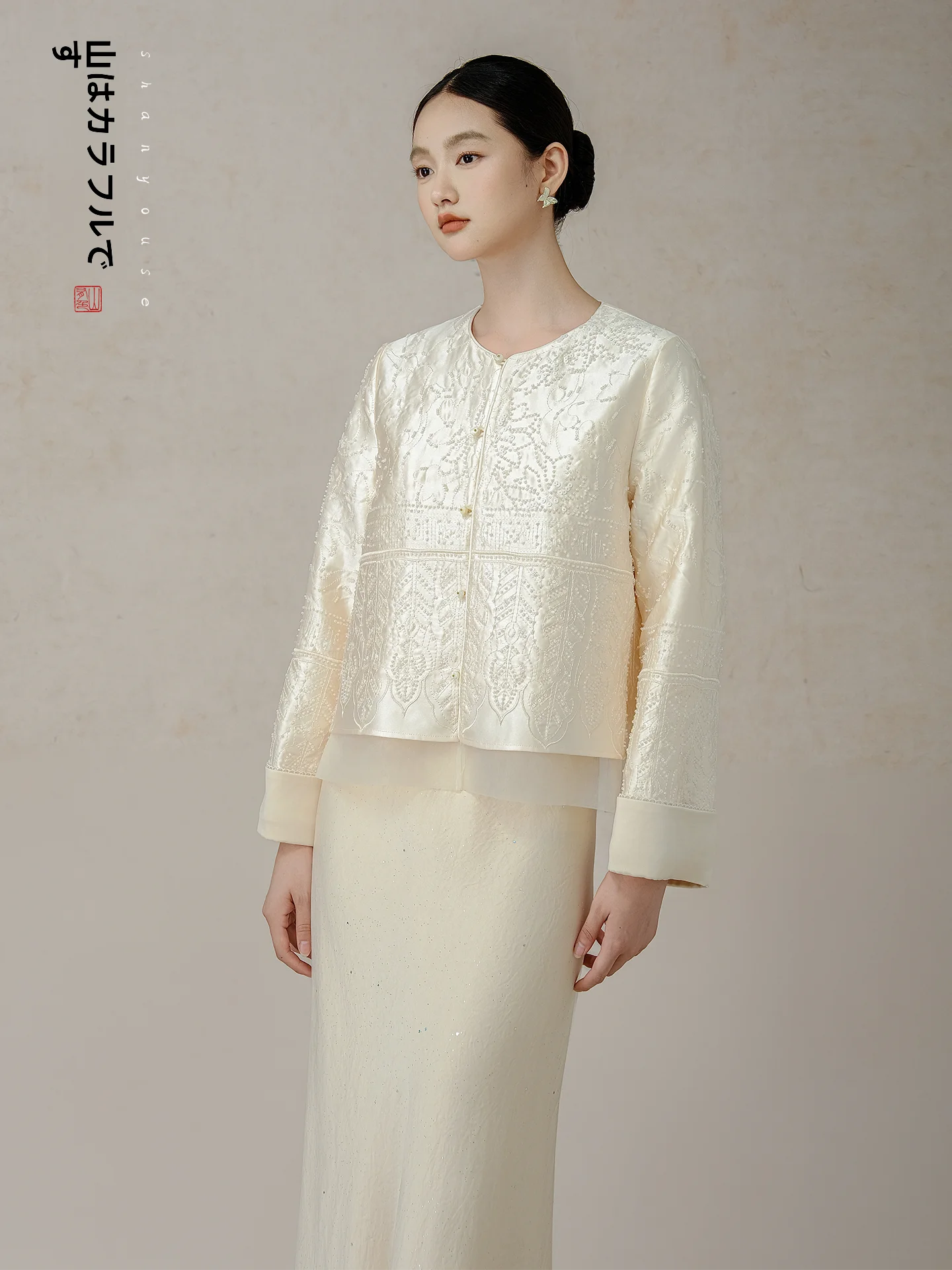 

Новая женская куртка в китайском стиле с тяжелой вышивкой, осенний дизайн в национальном стиле, свободный крой, длинный рукав, круглый вырез