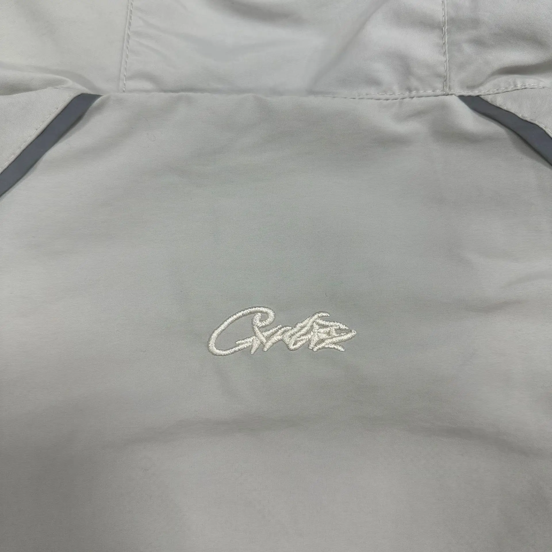 Herbstliches, dünnes Set mit farblich abgesetztem, gesticktem Abzeichen für Damen und Herren, hochwertige Windjacke im Ins-Stil. – Detail 10