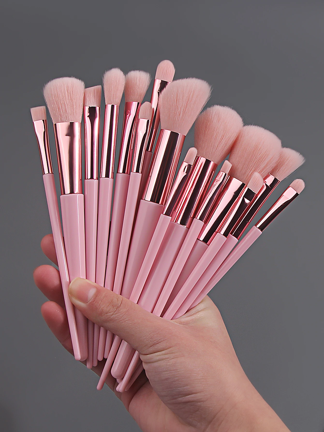 Un juego de herramientas de maquillaje de 19 piezas: 15 brochas de maquillaje, 2 huevos de esponja y 2 puf en polvo triangulares, un juego completo de herramientas de belleza portátiles