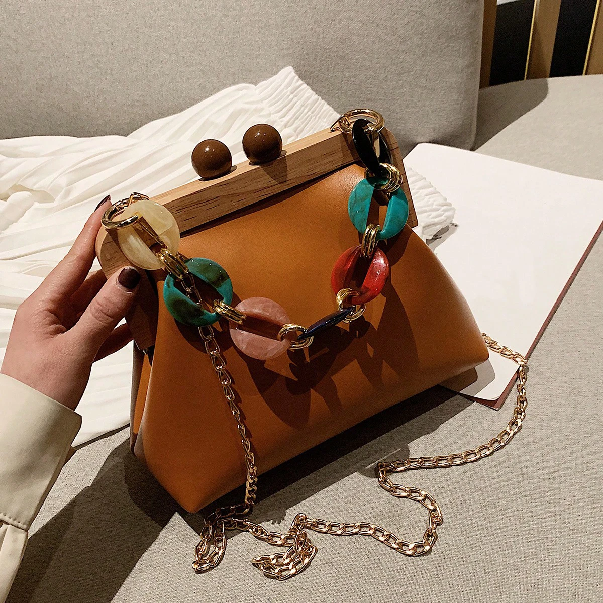 

Women's wooden frame fashionable bohemian shoulder crossbody bag, colorful acrylic chain decorated clutch bag,