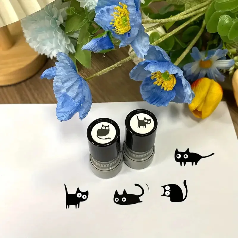 Adorable sello de gato negro con cuello inclinado, perfecto para diarios, artes y manualidades, proyectos para estudiantes en el aula