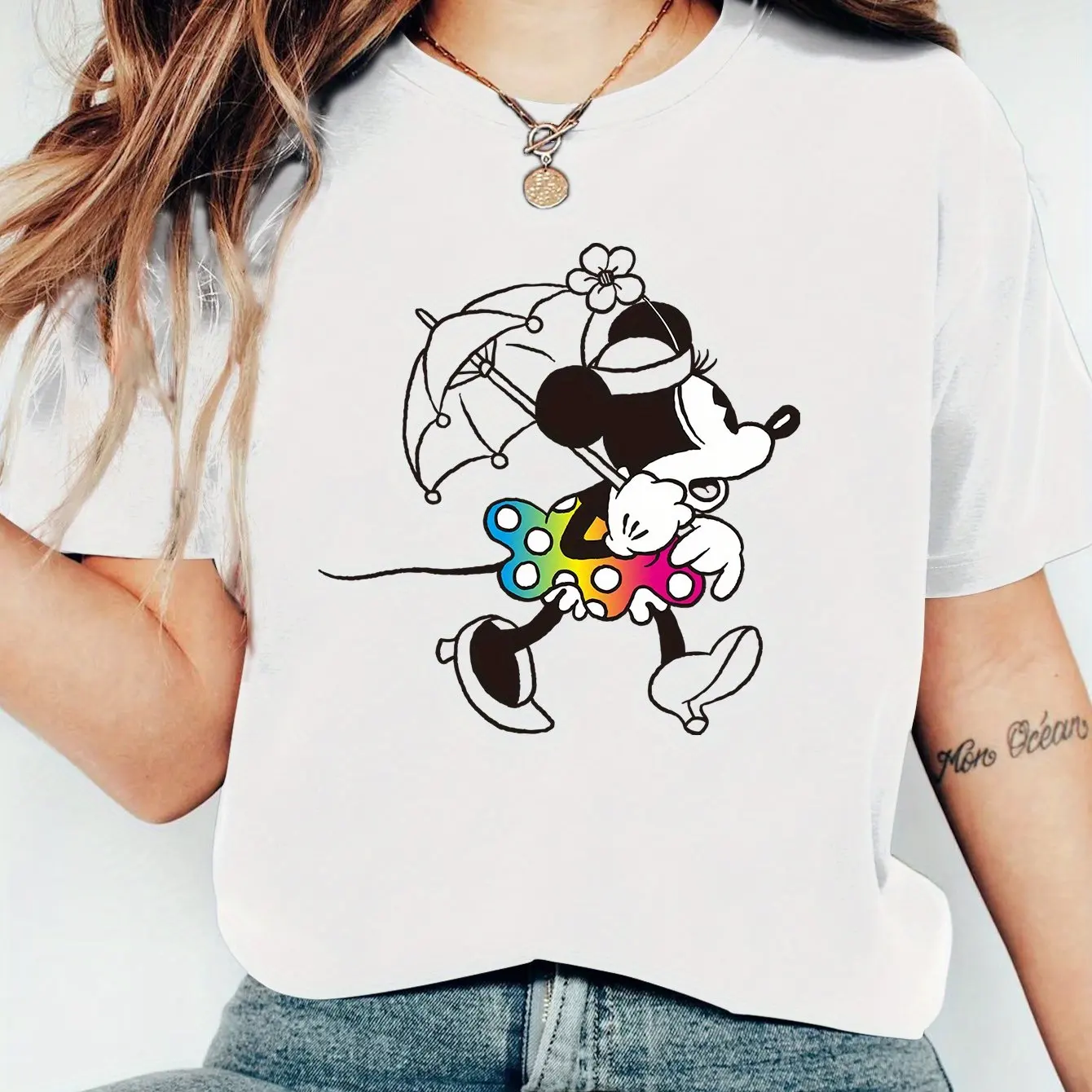 Camiseta gráfica Disney Minnie Mouse Adventure - Camiseta casual de manga corta para mujer con diseño de paraguas y confeti juguetones