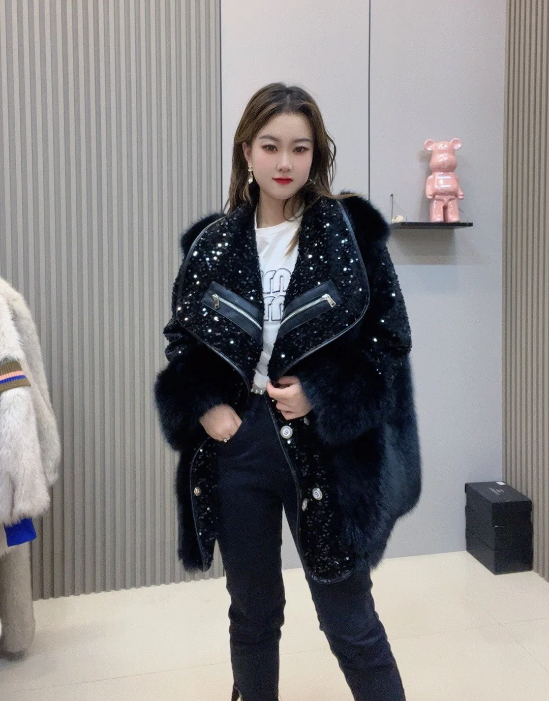 2023 Winter New Large Lapel Heavy Embroidery Sequins Thick Shiny Fur Coats Women Fashionable Long Faux Fur Coat Casacos Feminino