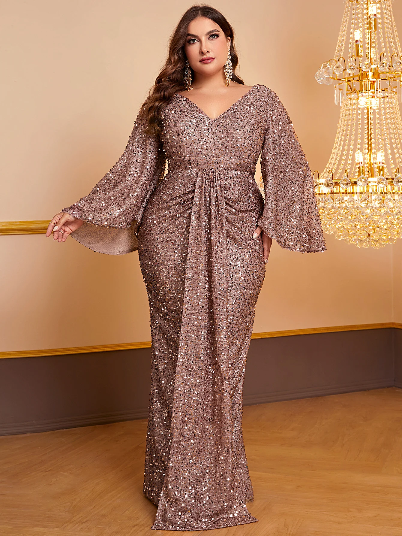 

Плюс платье для выпускного вечера с рюшами и пайетками