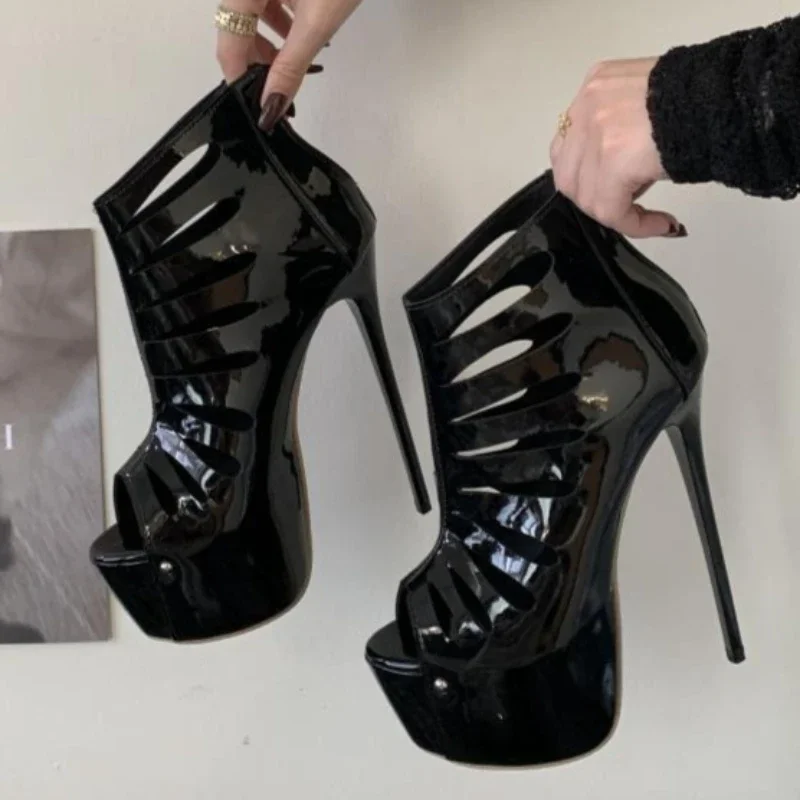 Botas de plataforma para mujer, de cuero brillante con diseño calado, ideales para el verano, con punta abierta, cremallera y tacón súper alto, perfectas para bailar en barra o como calzado de stripper, en color negro.