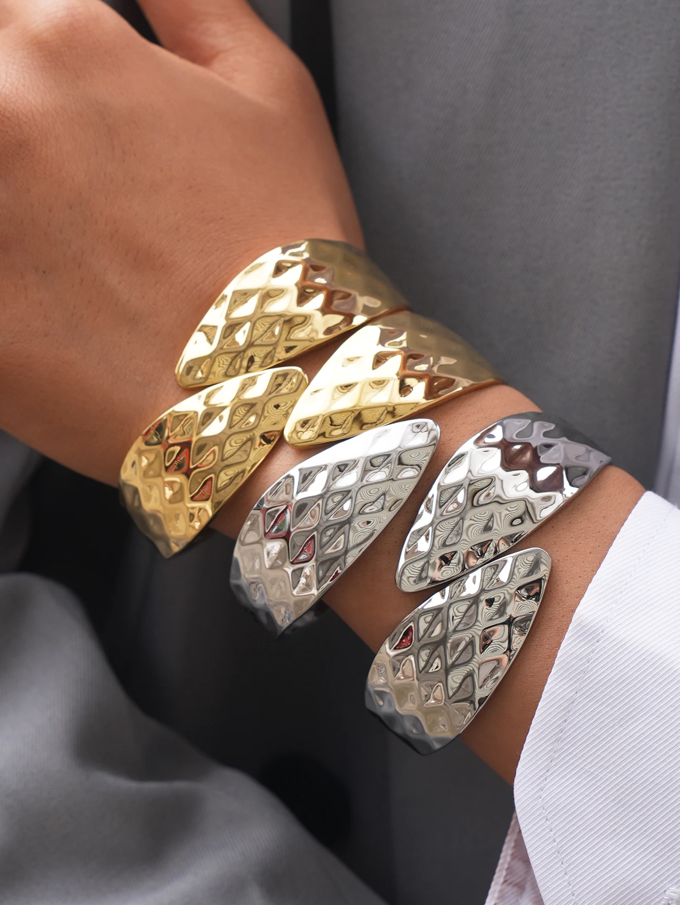 Unique Stainless Steel Metal Wide Cuff Open Bracelet Bangle 18K Gold PVD Plated Waterproof Fashion Girls Essential Jewelry 2026