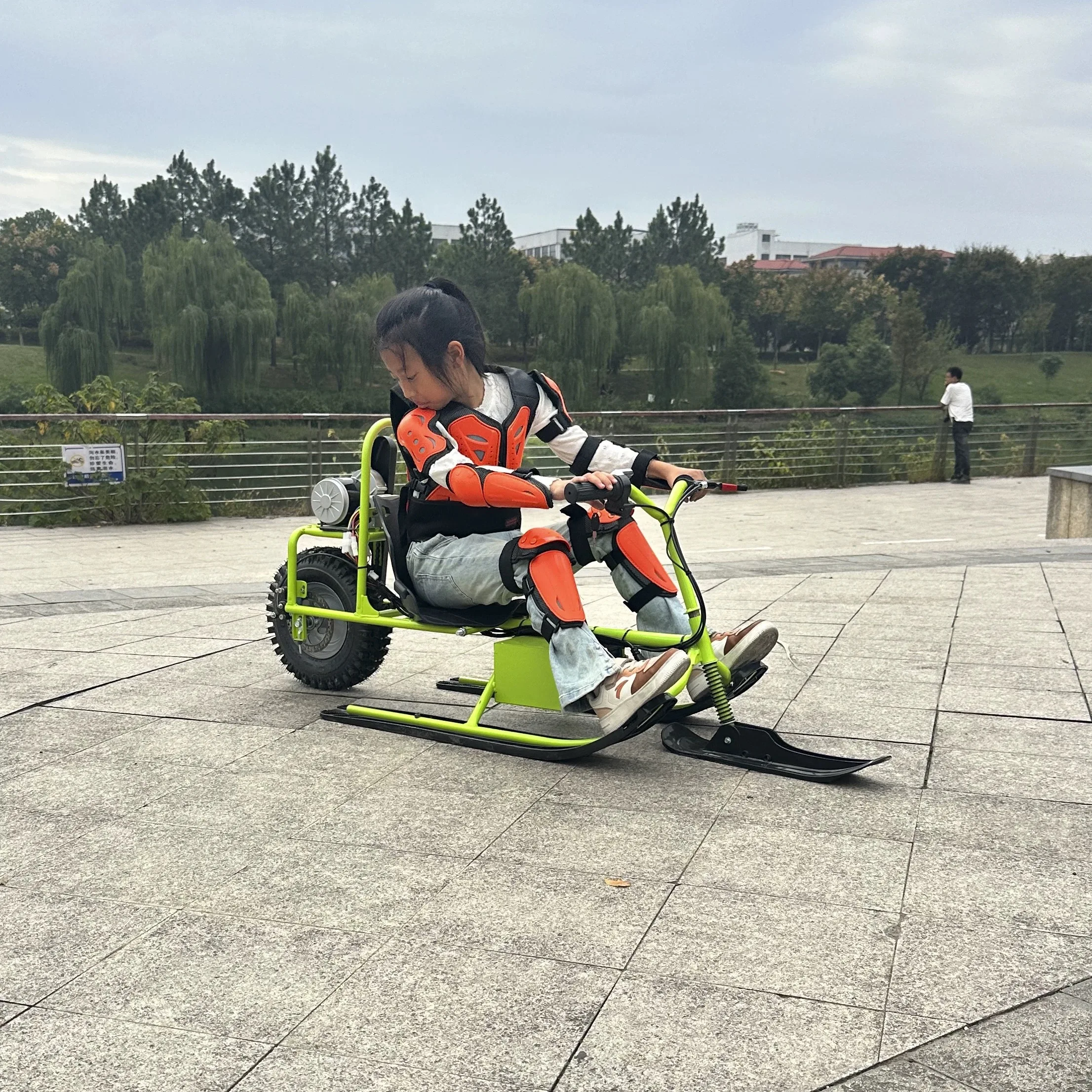 NUOVO veicolo da neve 125CC 60KM/H Moto Motoslitta da corsa di neve remota per bambini