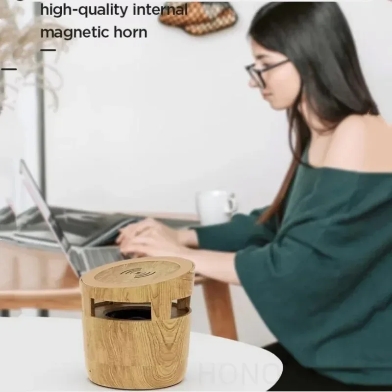 ลำโพงบลูทูธไร้สาย 10W พร้อมที่ชาร์จไร้สาย ดีไซน์ไม้ขนาดเล็กพกพาสะดวก เหมาะสำหรับวางบนโต๊ะหรือใช้งานกลางแจ้ง เสียงเบสหนักแน่น