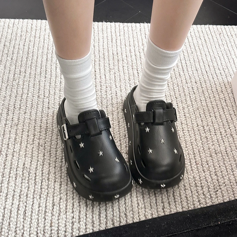 Sommerliche Damen-Plateau-Mules mit Sternen-Nieten und geschlossener Zehenpartie – Rutschfeste Freizeitschuhe für den Innen- und Außenbereich, Alltag, Strand und Urlaub – Detail 4