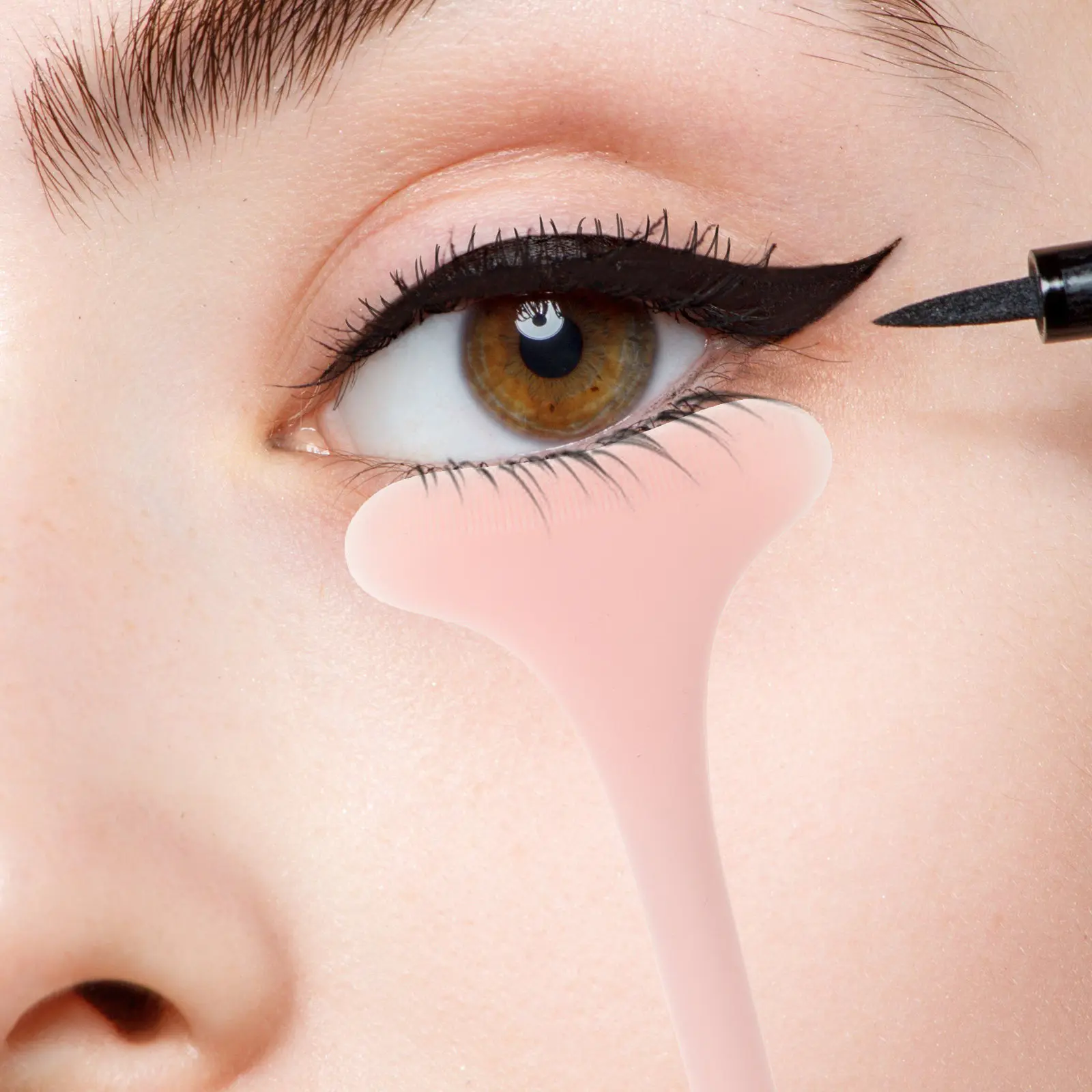 Eyeliner Assistant Eyelash Guard Reusable Makeup Tool for Eyeliner Application Eyelash Curling Eyeshadow Blending on-The-Go view 6