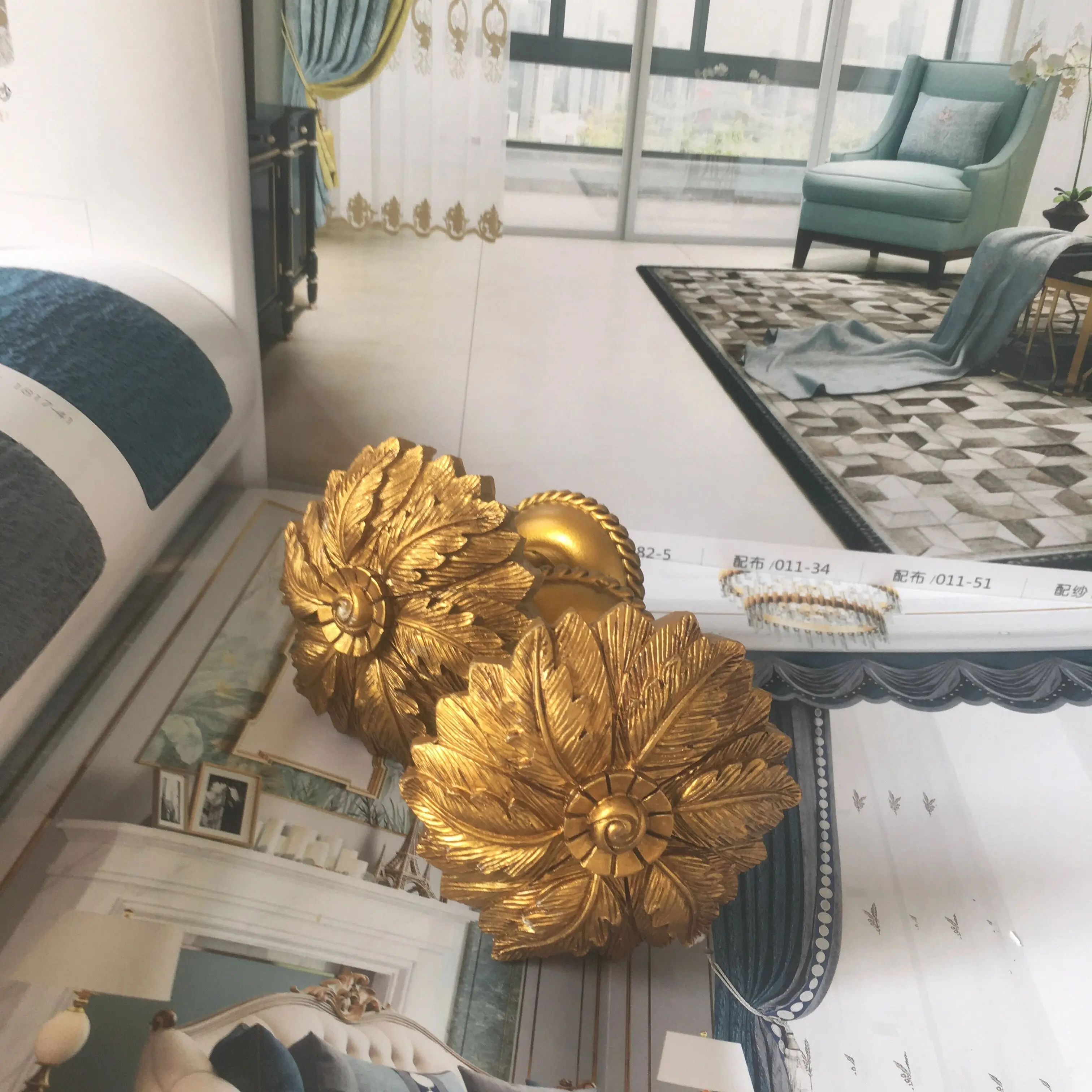 2 Pieces Golden Flower Embossed Curtain Hooks, Dome Hooks, Exquisite Curtains Resin Wall Decoration
