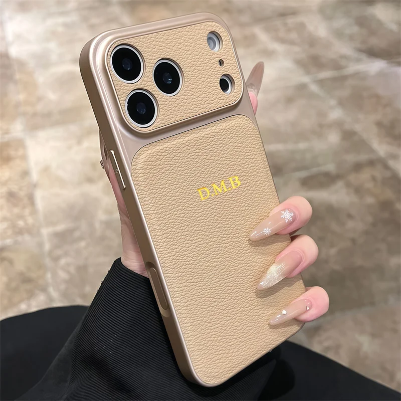 Personalizowane skórzane etui z inicjałami w kolorze złotym lub srebrnym do iPhone 15, 17 Pro Max, 14, 16 Plus, 17 Air – luksusowe etui z ochroną obiektywu. — zdjęcie produktu 5