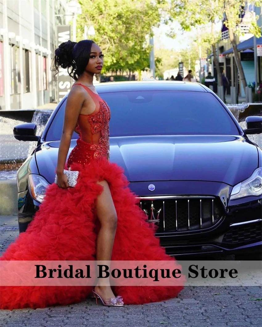 2026 Luxuriöses rotes Meerjungfrau-Abschlussballkleid mit seitlichem Schlitz, Rüschen, abgestufte Glitzerperlen, Kristalle, Diamanten, Geburtstagsparty-Kleid, individuell gestaltet